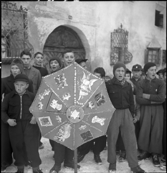 Children at Sternsingen in Berguen.