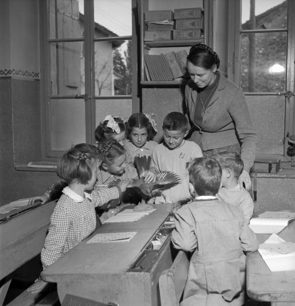 Coinsins; Elisabeth Glauser, teacher at work; 1949.