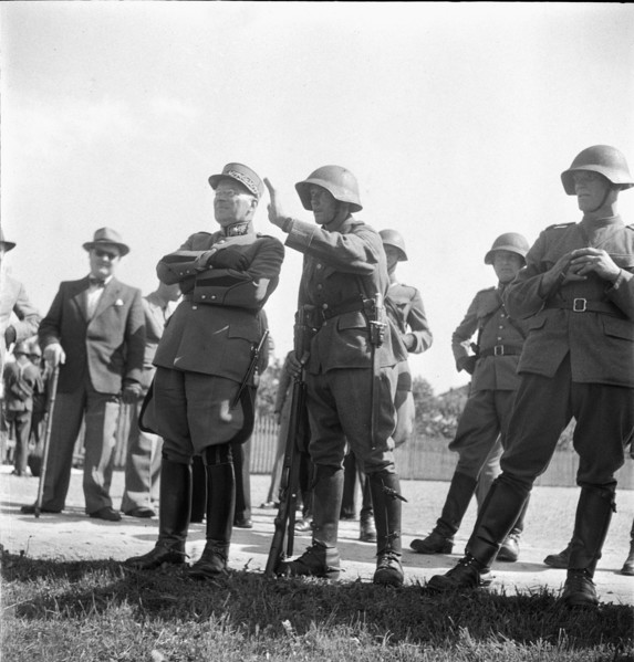 Soldier explaining exercise to major general, Hombrechtikon 1947.