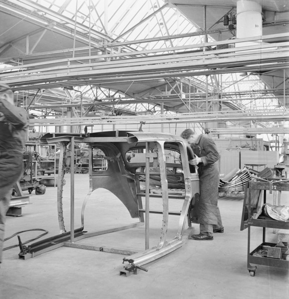 Coachwork; assembly hangar; General Motors 1946.