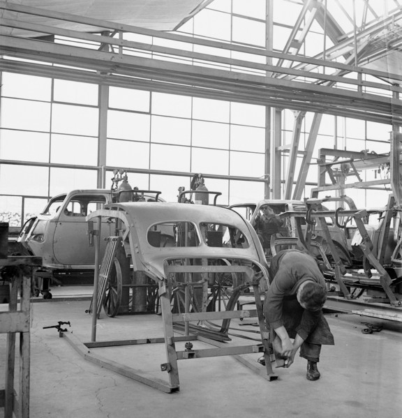 Coachwork; assembly hangar; General Motors 1946.
