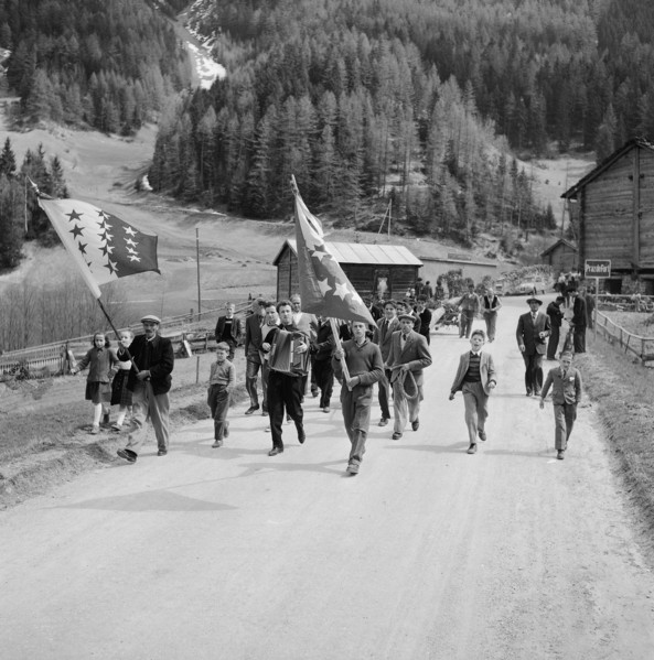 Transport of the maypole in Praz-de-Fort, 1954.