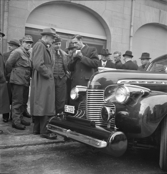 Switzerland 1941: car drives with aceton due to petrol shortage.