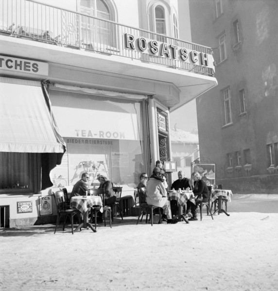 St. Moritz 1947: Guests in the cafe Rosatsch, St. Moritz 1947.