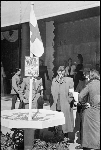 Street collection of the International Red Cross in Geneva, 1944.