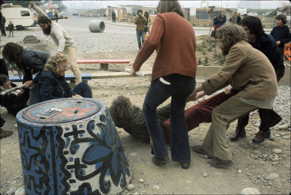 Squatters exercising behaviour in case of police intervention.
