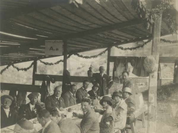 Lunch in Vallefunda. 
	
		1923