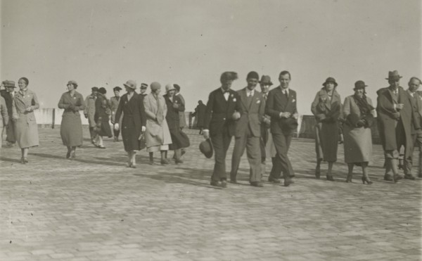 Walk along a seafront. 
	
		1924