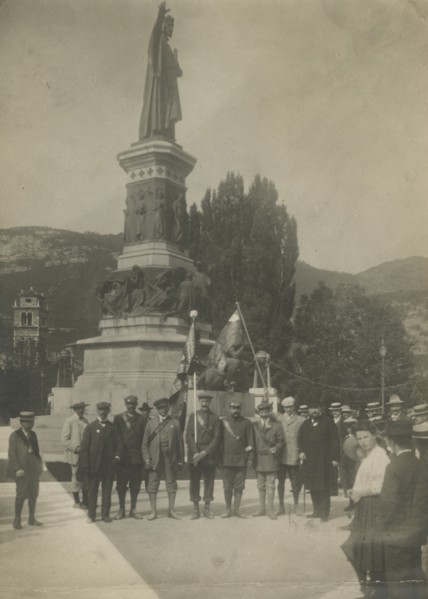 Members of the Touring Club Italiano  in front of the monument to Dante Alighieri in Trento. 
	
		1908