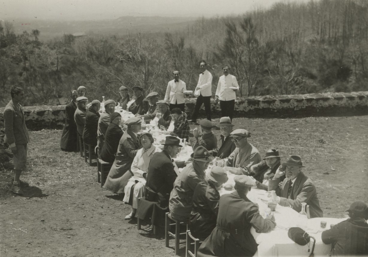 Group lunch outdoors. 
	
		1924