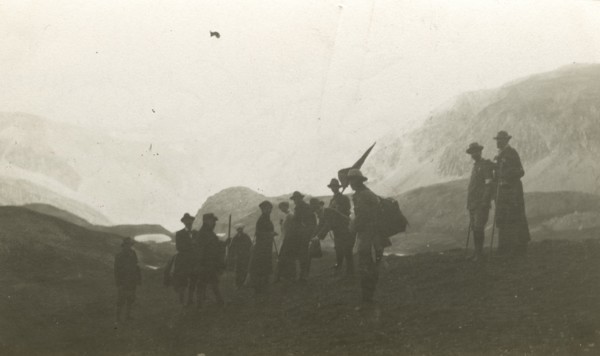 Departure of a team for the climb to Gran Sasso. 
	
		1913