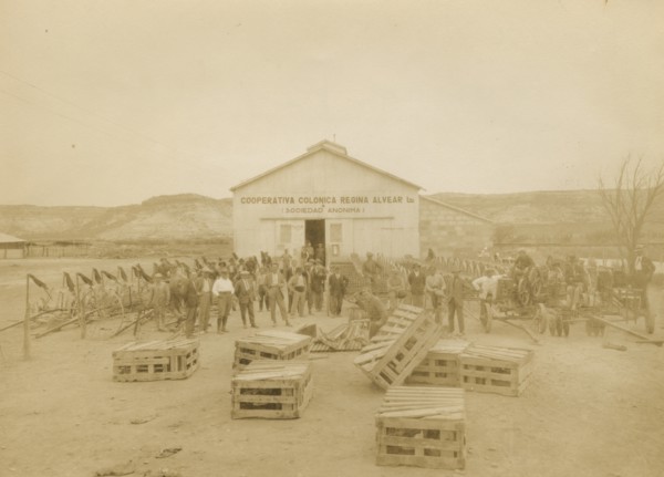 Distribution of agricultural machinery to Members of the Touring Club Italiano  of the Regina Alvear Cooperative. 
	
		1927