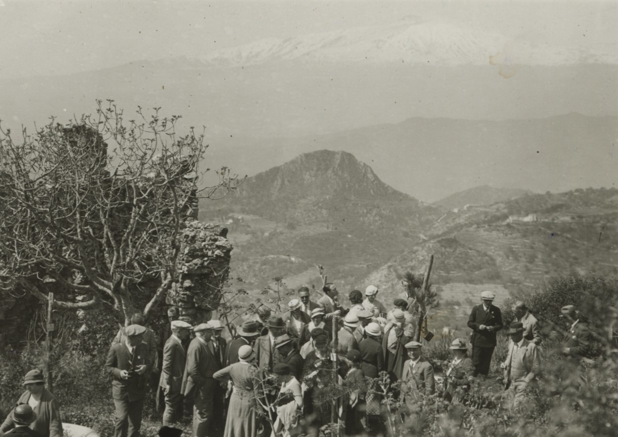 Etna seen from Taormina. 
	
		1924