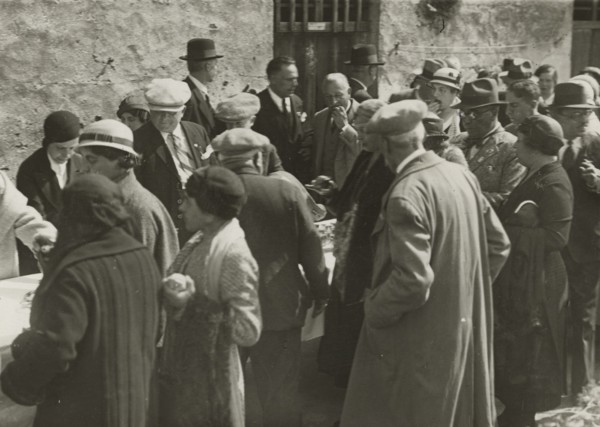 A caravan lunch. 
	
		1924