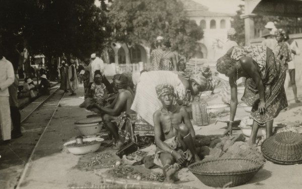 Scenes de marché à Grand Bassam. 1920-1950