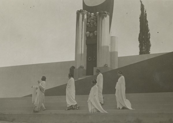 Actresses on stage in Syracuse. 1924