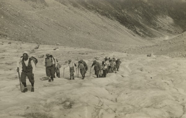 Hikers on the Gran Paradiso ridge. 1933