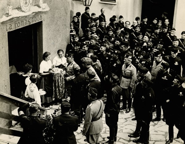 Bread offered to Benito Mussolini at the Romagna forge
