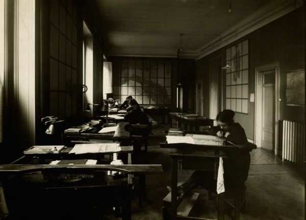 The first cartographic laboratory of the Italian Touring Club