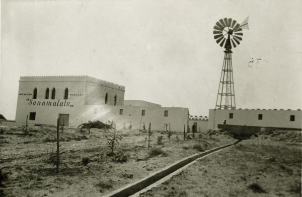 View of the Sanamalato farm in Tripolitania, with a wind turbine system for lifting.