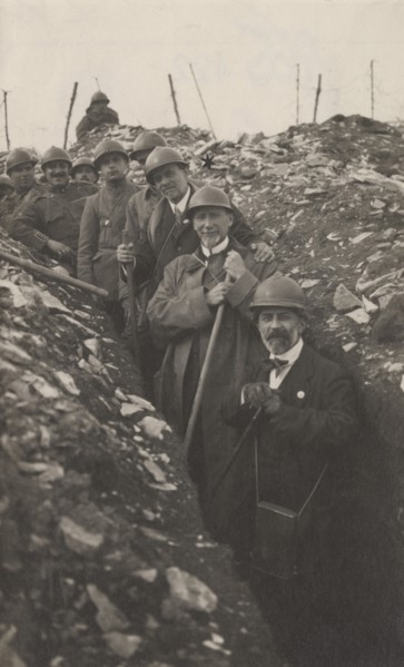 Luigi Vittorio Bertarelli and his collaborators on the occasion of the distribution of the gifts collected by the Italian Touring Club to the Col Moschin fighters.