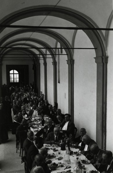 Members' banquet in the cloister of Santa Maria del Monte.