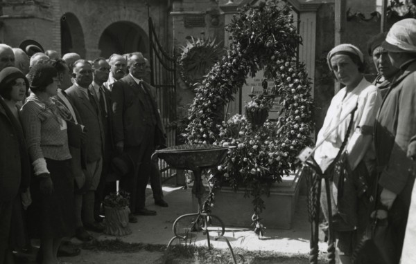 Tribute to Rosa Maltoni Mussolini's tomb in Predappio. 
	
		1931