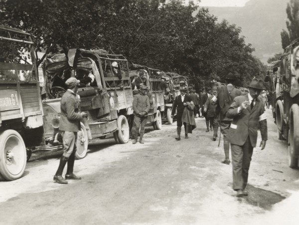 A move of the Caravan. 1919