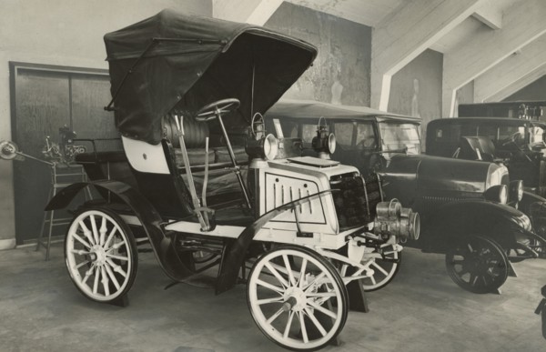 Visit of the sovereigns of Italy to the Touring Club headquarters on Via Monte Napoleone. 1906