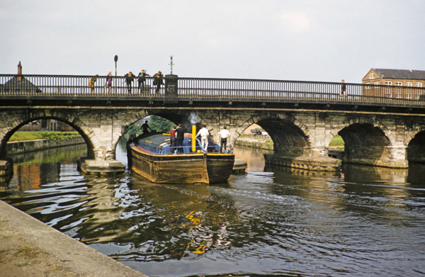 Steam powered barge passing under Trent Bridge of the River Trent, Newark-on-Trent,