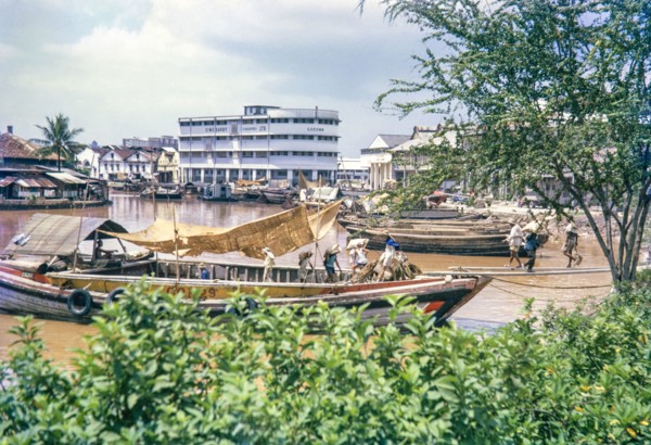 Unloading sacks from cargo boat on Singapore River, Singapore, southeast Asia c 1963 Sime Darby Ltd