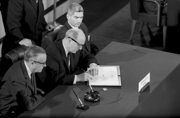 Laos conference in Geneva 1962: signing of the agreement