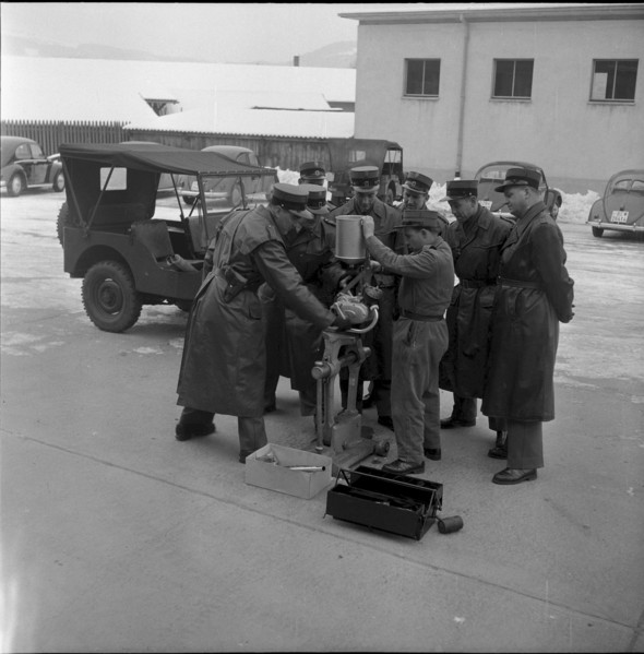 Metropolitan police Berne 1957: Grenadier training