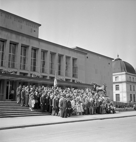 Swiss axpatriate meeting, participants in front of the congress centre Lucerne