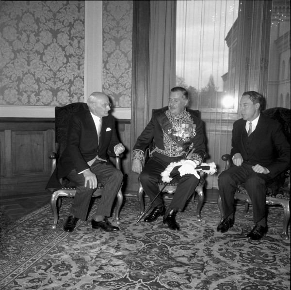 Federal councillor Wahlen, Graf D'Aillieres, federal president Tschudi. Berne 1965