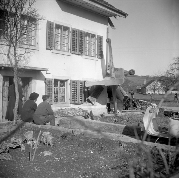 Military plane crash nearby a farm 1954