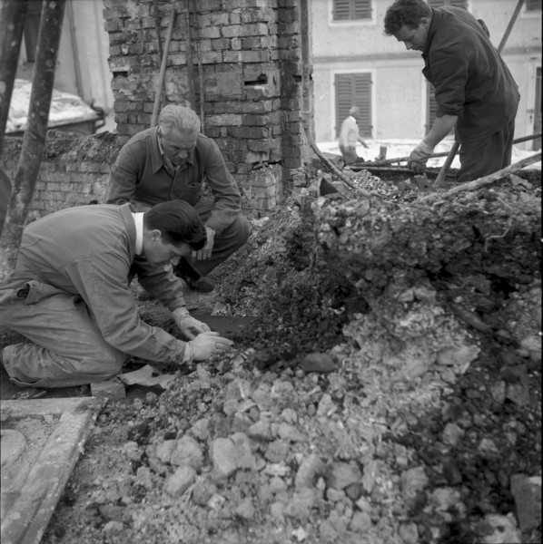 Grand hotel Rigi Kaltbad burned down, policemen investigating, 1961