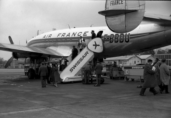 Airport Geneva-Cointrin 1959: customs clearance