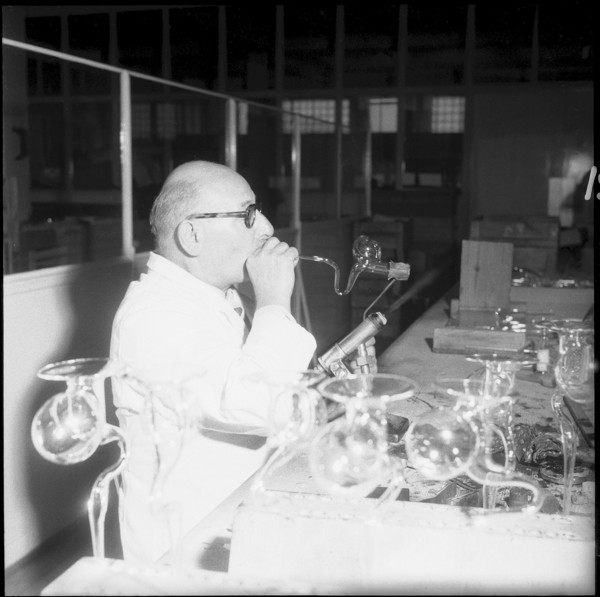 Production of pharmaceutical glass, Vitrum AG St. Gallen 1959