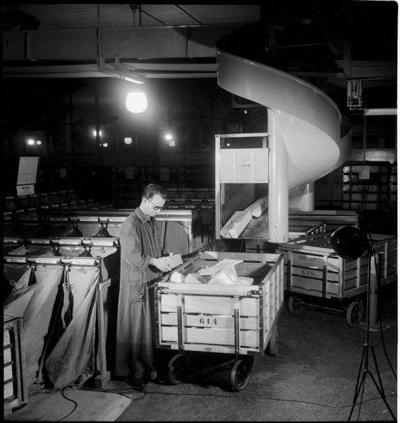 Sihlpost, sorting parcels, Zurich parcel post 1944