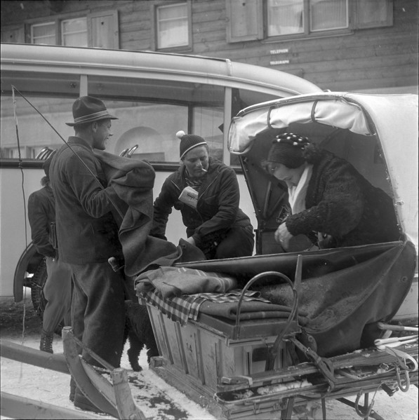 Post sleigh and post bus in Pany GR1953