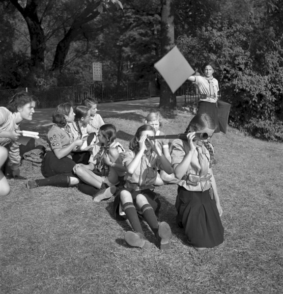 Girl Scouts, signalizing in Zurich 1940