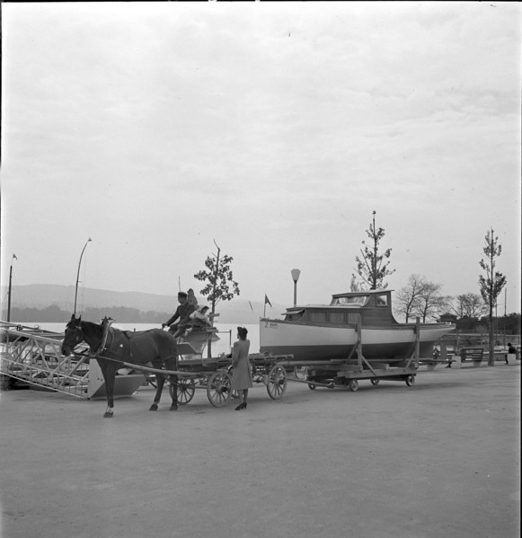 Boat transport by horse-drawn carriage in Zurich 1941