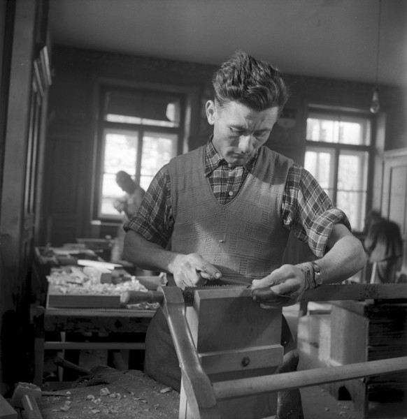 Self-help course by the Swiss Heimatwerk in Mustair 1949