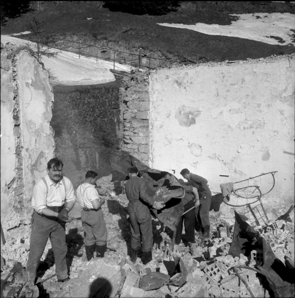Grand hotel Rigi Kaltbad burned down, search for missing persons 1961