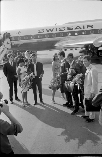 Cliff Richard arriving in Zurich-Kloten, 1965