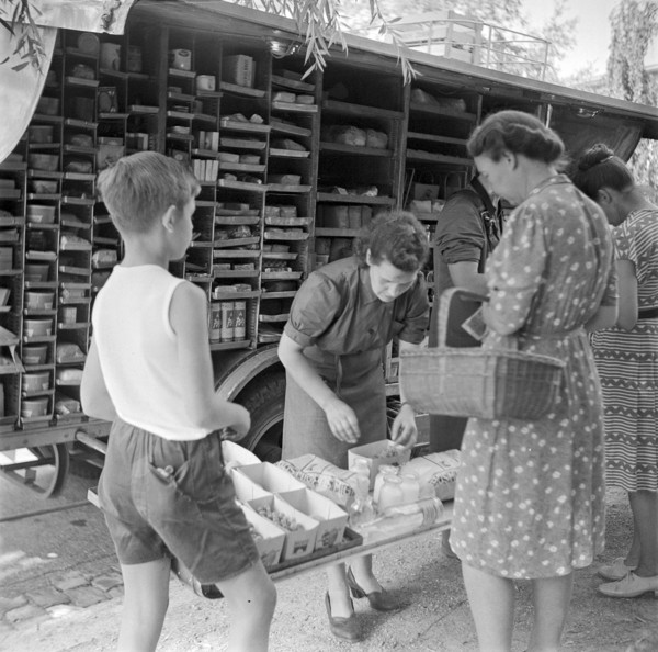 Zurich, Customers shopping in a Migros truck, mobile shop, 1947