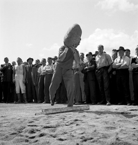 Swiss wrestling festival Lucerne 1948: Stone Throwing