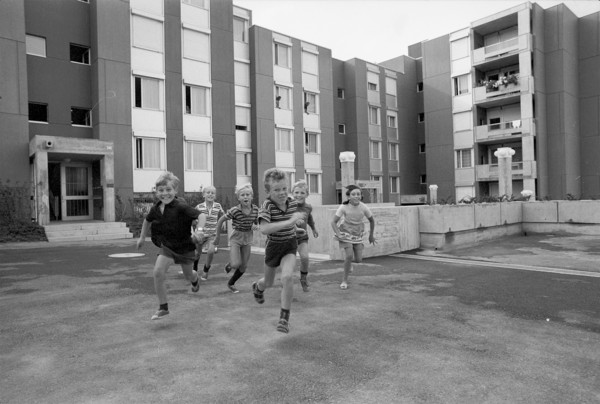 Children playing in the new housing estate Salzweg in Zurich Altestetten 1969