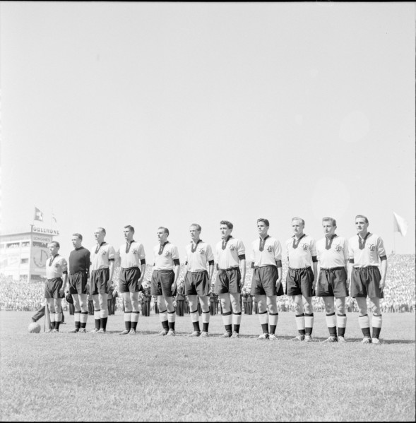 Swiss cup 1955/56, cup final: Young Boys - Grasshopper-Club Zurich. The Young Boys Team
